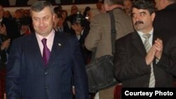 Борис Чочиев, оставаясь самой приближенной к «телу» президента персоной, пытается влиять на все процессы, происходящие во внутриполитической жизни Южной Осетии