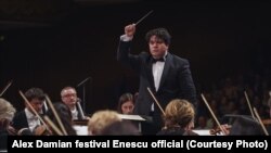 Dirijorul român Cristian Măcelaru la pupitrul Royal Concertgebouw Amsterdam
