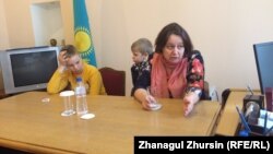 Құқық қорғаушы Ольга Климонова Ақтөбе облысы әкімінің орынбасары Ербол Нұрғалиевтің қабылдауында отыр. 12 қаңтар 2018 жыл.