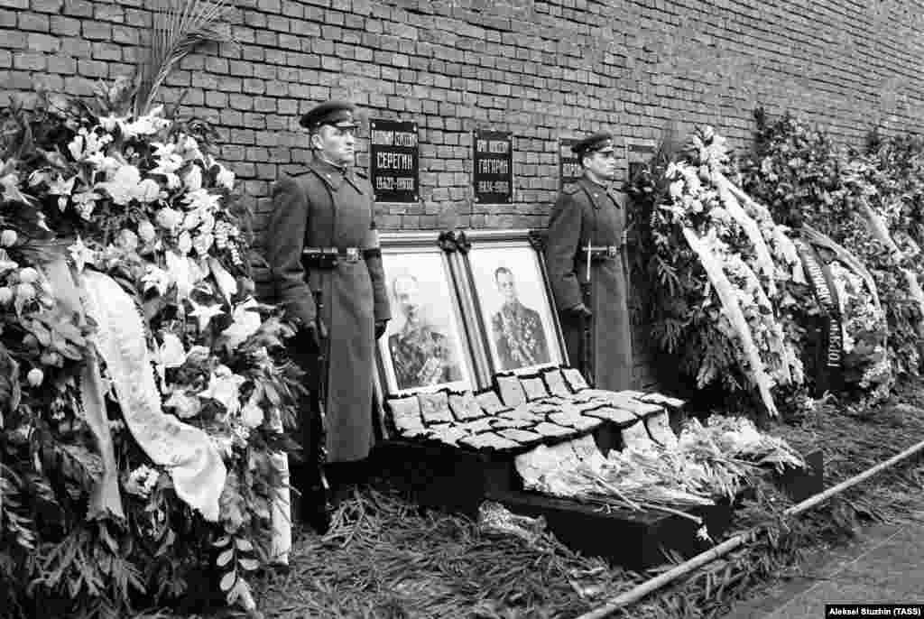 The ashes of both pilots were interred inside the wall of the Kremlin.