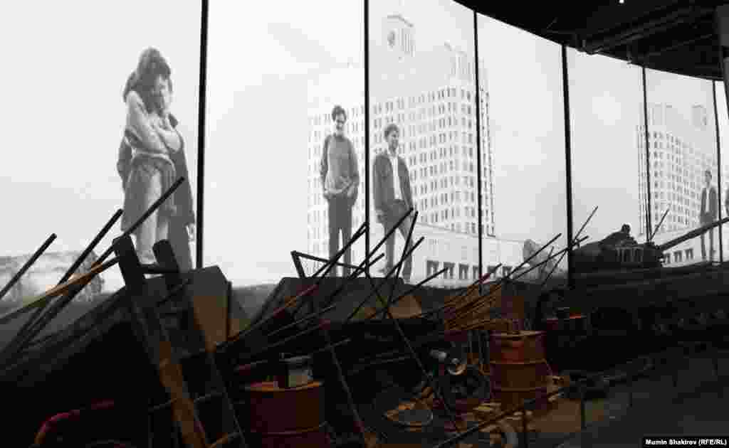 Зал &laquo;Барикади&raquo;, де на екрані показують хроніку подій серпня 1991 року в Москві, на підлозі лежить те, що принесли захисники &laquo;Білого дому&raquo; для будівництва барикад.