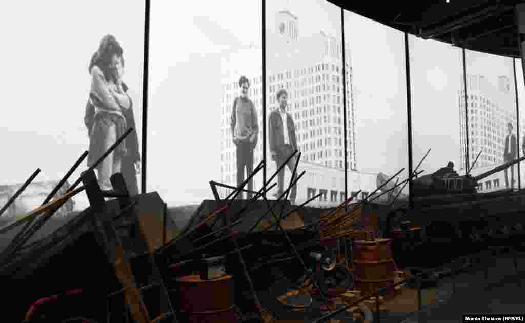 The Barricades exhibition hall recalls the 1991 Moscow putsch. Yeltsin led the defense of the White House, the Russian parliament building, pictured in the background.