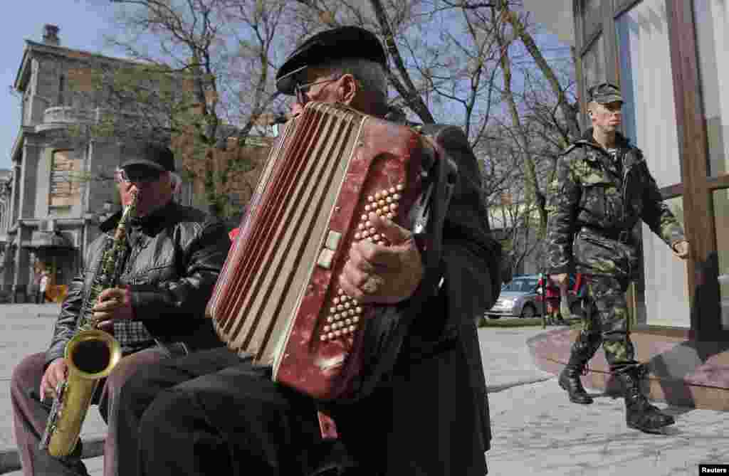 Член &quot;самообороны Крыма&quot; на одной из центральных улиц Симферополя