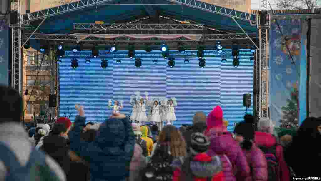 Зі сцени виступали художні колективи