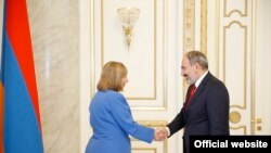 Премьер-министр Армении Никол Пашинян и посол США в Армении Линн Трейси, Ереван, 22 марта 2019 г.