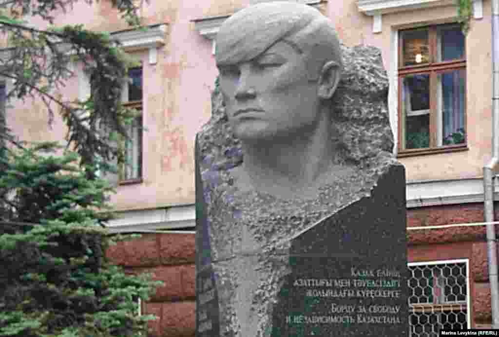Памятник Кайрату Рыскулбекову, установленный в городе Семипалатинске.&nbsp;