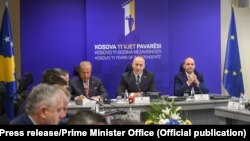 Premijer u ostavci, Ramuš Haradinaj (u sredini) na jednoj od sednica Vlade Kosova