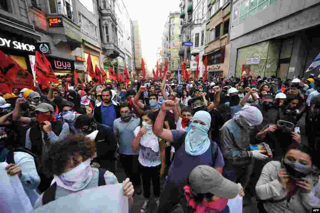 معترضان در میدان تقسیم استانبول