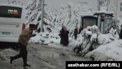 Aşgabadyň köçeleriniň birindäki awtobus duralgasy (Arhiw suraty)