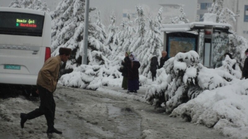 Aşgabatda köçelerdäki garyň arassalanmazlygy ilaty surnukdyrýar, köçe-ýol hadysalary bolýar