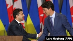 Canadian Prime Minister Justin Trudeau (right) and Ukrainian President Volodymyr Zelensky shake hands at a joint press conference in Toronto on July 2.