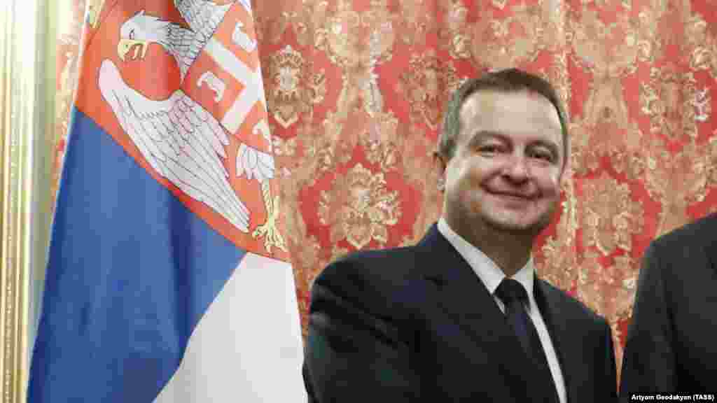 СРБИЈА - Шефот на српската дипломатија Ивица Дачиќ ја осуди изјавата на албанскиот премиер Еди Рама за заеднички претседател на Албанија и на Косово, и оцени дека ЕУ и западните земји ја ставаат главата во песок пред, како што рече, големоалбанската политика.