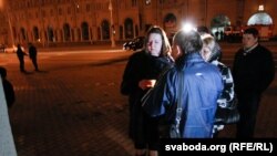 Мардум ба хотираи қурбониёни фоҷиа имрӯз дар маҳалли ҳодиса гул мегузоштанд