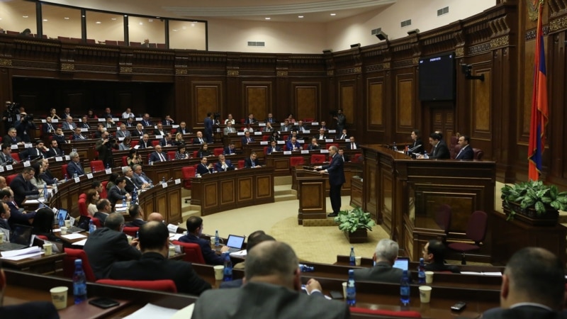 Кворум обеспечен: внеочередное заседание Национального собрания началось