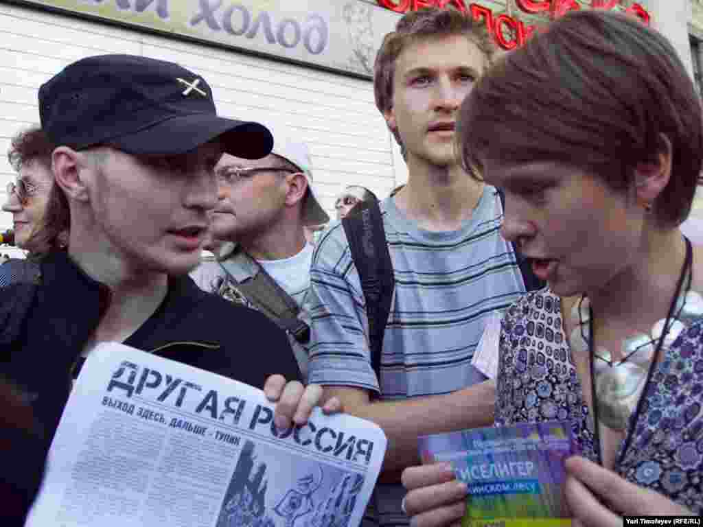 Сторонники "Другой России" дали ей газету, она пригласила их на форум Антиселигер, который должен состояться 17-20 июня в Химкинском лесу...