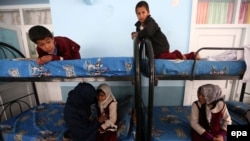 اطفالی که به مواد مخدر معتاد اند همراه با مادران معتاد شان در یکی از مراکز درمان معتادان مواد مخدر در کابل