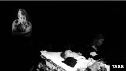 Марина Владі біля труни Володимира Висоцького у Театрі на Таганці. Москва, 28 липня 1980 року;