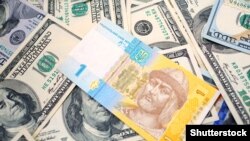 Ukrajinska valuta hrivnja i novčanice američkog dolara