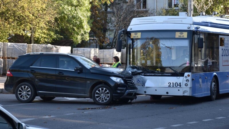 ДТП в Севастополе: троллейбус столкнулся с «мерседесом» (+фото)