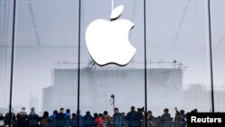 Customers gather for the opening of an Apple Store in Hangzhou, Zhejiang province, January 24, 2015
