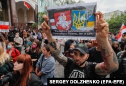 Біля посольства Білорусі у Києві білоруси, які живуть в Україні, та українці вийшли на мітинг на підтримку білоруської опозиції, проти фальсифікації виборів. 13 серпня 2020 року