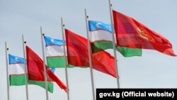 Флаги Кыргызстана и Узбекистана.