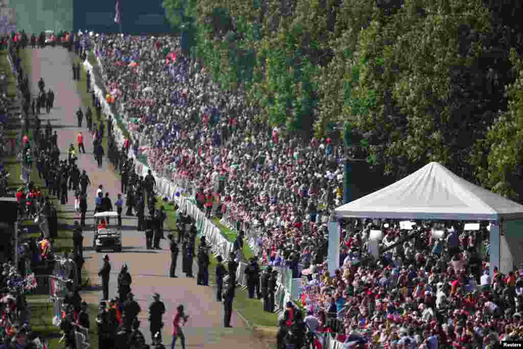 Više hiljada ljudi okupilo se na ulicama ispred dvorca Vindzor kako bi pratilo ceremoniju venčanja novog para u kraljevskoj porodici