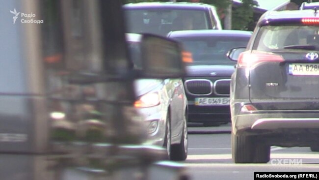 BMW Коломойського з номерними знаками, яких немає в реєстрі, від'їжджає від його офісу в Києві