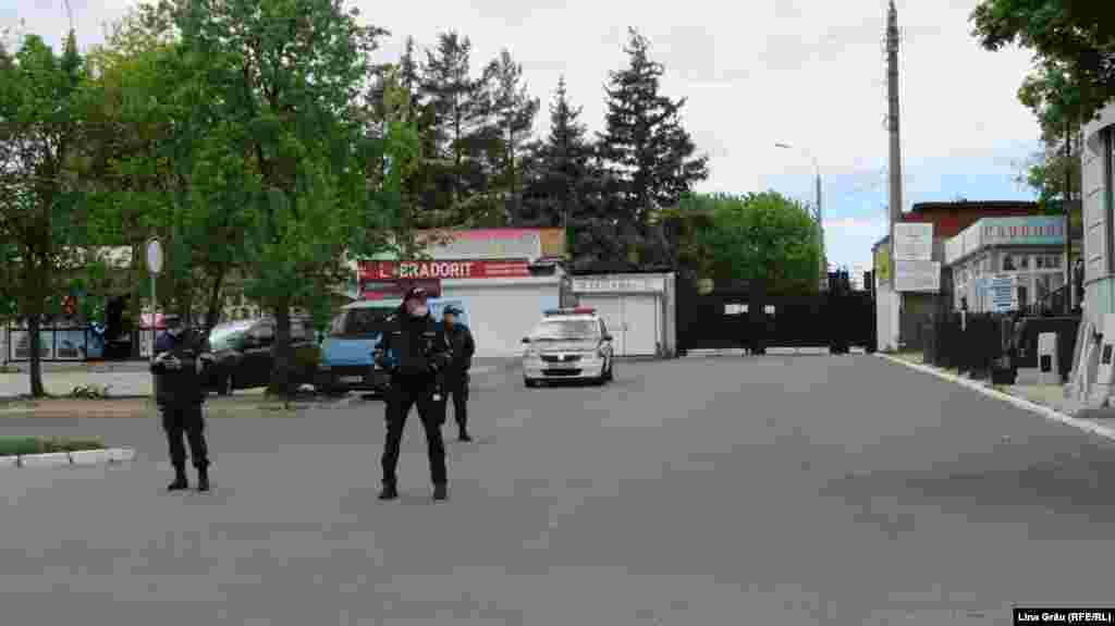 Poliția patrulează la poarta Cimitirului Sfântul Lazăr din Chișinău, închis pentru vizitatori.