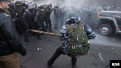 17 грудня біля Верховної Ради України сталася штовханина між правоохоронцями та учасниками акції протесту проти запровадження ринку землі сільськогосподарського призначення