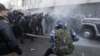 Стычки под Радой в Киеве: слезоточивый газ и снесенные палатки (видео)