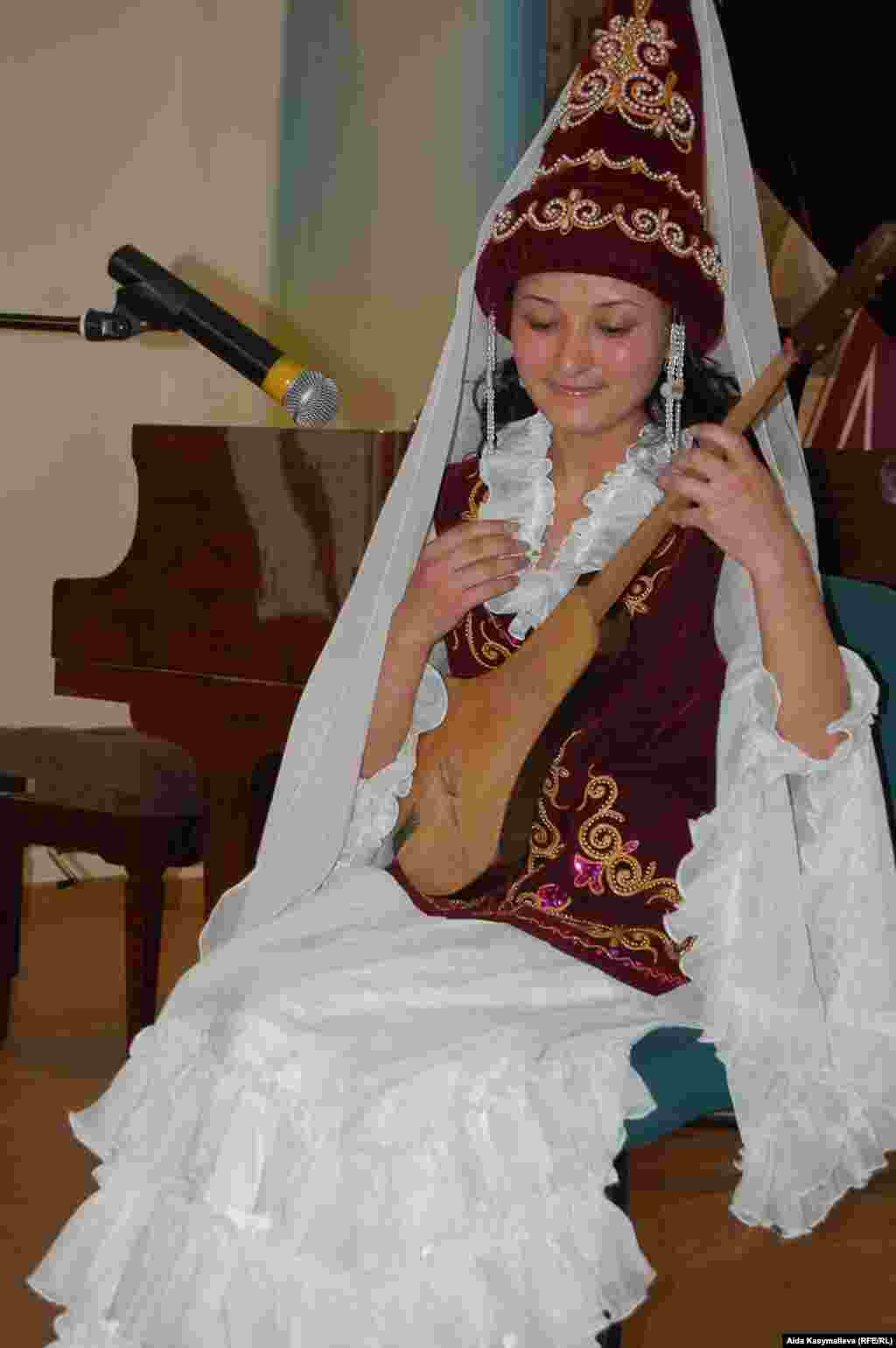 Мунира Орозбекова, өнөрпоз студент. 25.4.2011. - Мунира Орозбекова, кыргызстандык студент, жаштар фестивалынын алкагындагы концертте өз өнөрүн көрсөттү.