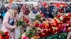 Цветы на месте трагедии в Кемерове