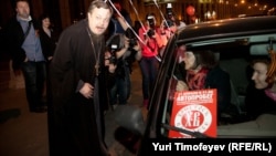 Всеволод Чаплин на митинге в поддержку Русской православной цервки в Москве. Апрель 2012 года