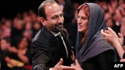 Regjisori iranian, Asghar Farhadi me bashkëshorten e tij, Parisa Bakhtavar në festivalin e filmit të Kanës