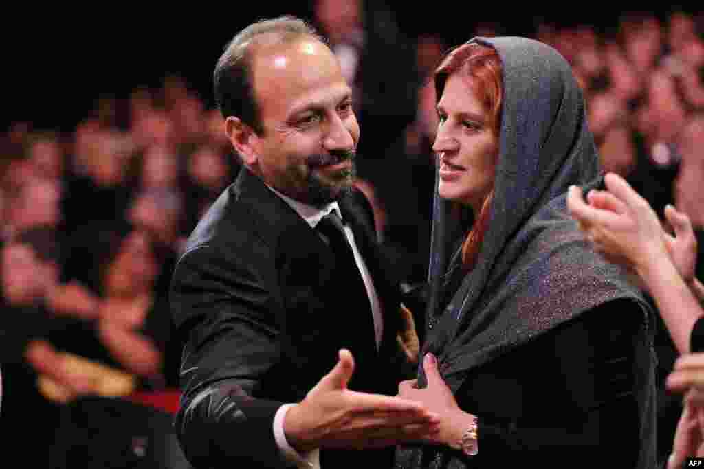 اصغر فرهادی در کنار همسرش پریسا بخت&zwnj;آور پس از اعلام نامش به عنوان برنده جایزه بهترین فیلمنامه 