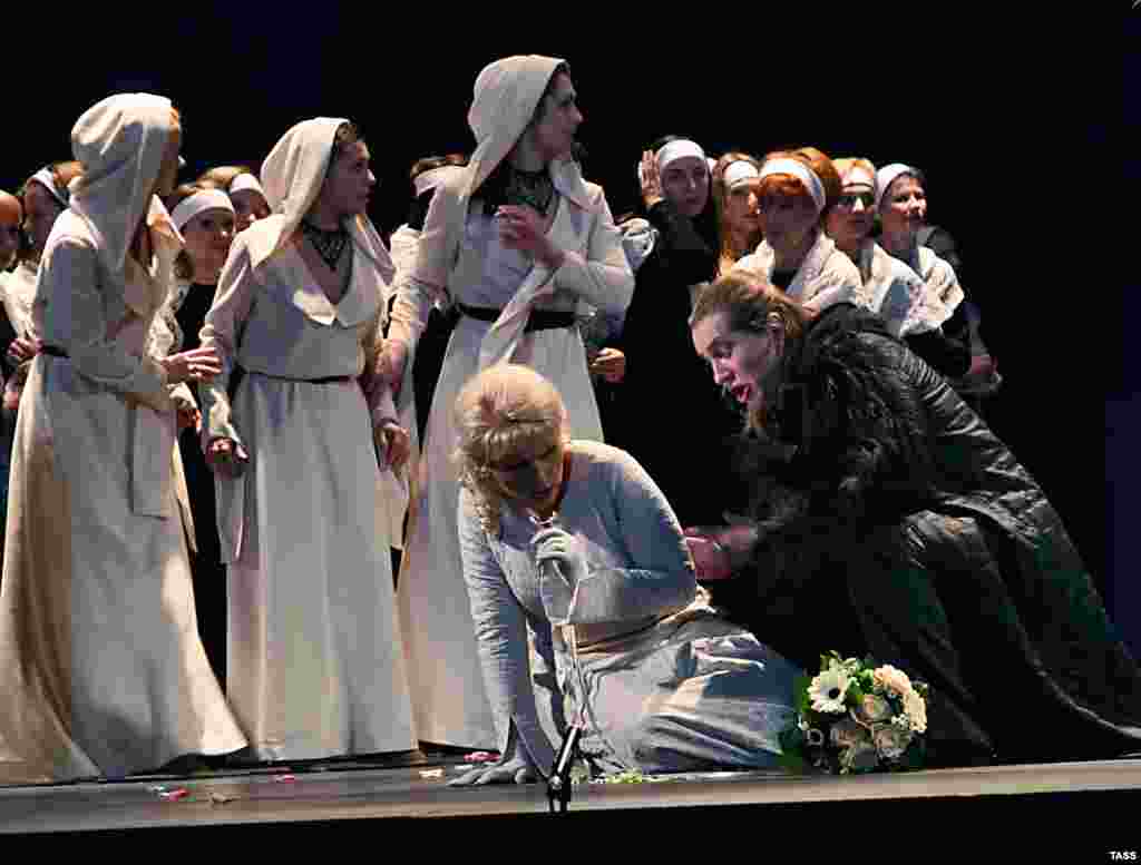 A performance of the opera "Lohengrin" in Moscow in 2008