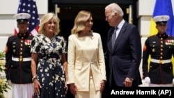 Joe Biden amerikai elnök és Jill Biden amerikai first lady üdvözli Olena Zelenszka ukrán first ladyt a Fehér Házban Washingtonban 2022. július 19-én