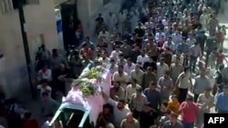 مراسم خاکسپاری یکی ز قربانیان خشونت در شهر حماه در سوریه