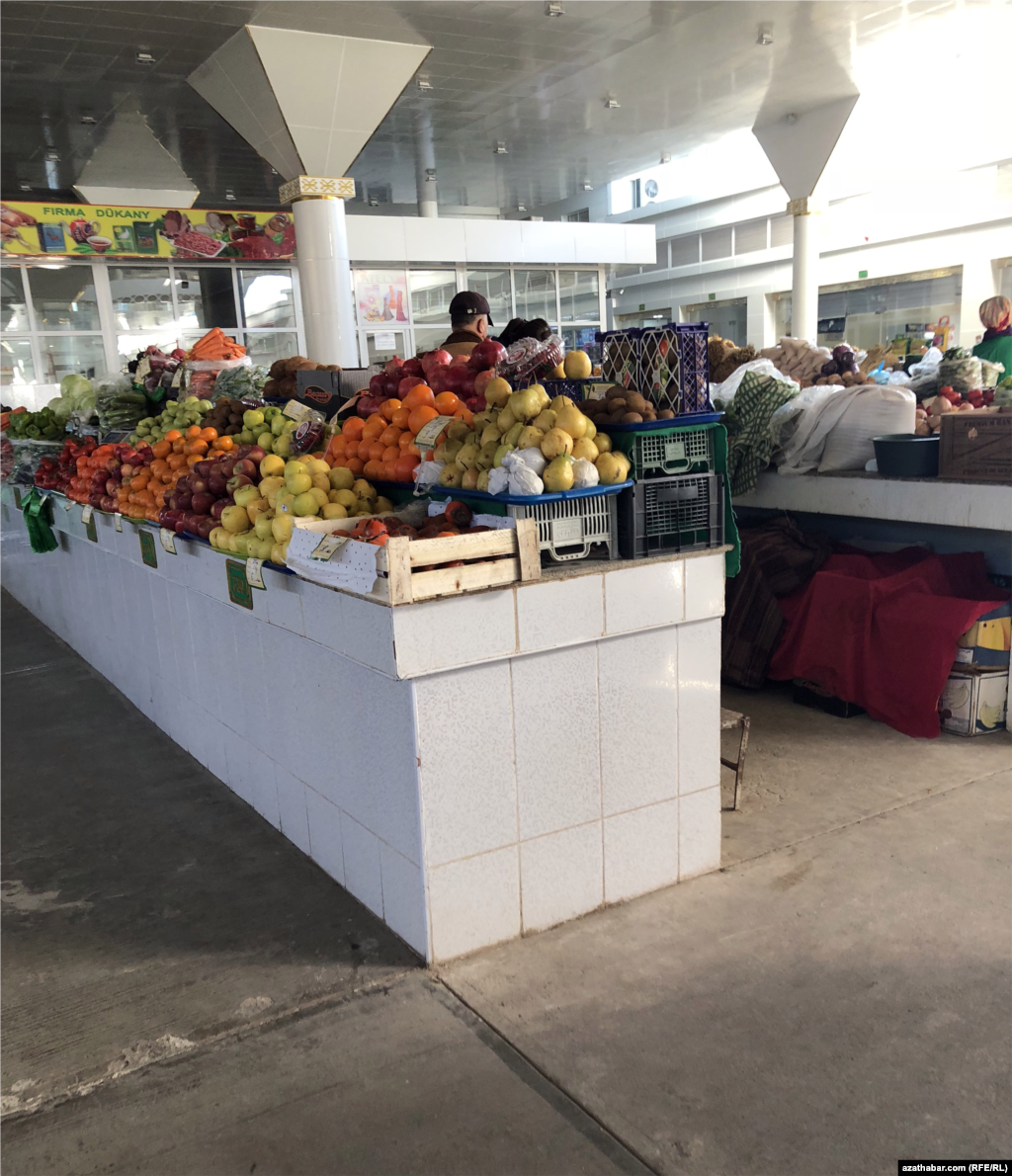 Aşgabadyň &quot;Mir&quot; bazarynda bag-bakja önümlerini satýan söwdagärler