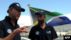 Реналф Файнс (ліворуч) і його колега Антон Боуринг спілкуються з журналістами в Кейптауні, Південна Африка, 6 січня 2013 року