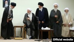 محمد یزدی، رئیس مجلس خبرگان رهبری، نزدیک‌ترین فرد در تصویر به رهبر جمهوری اسلامی است.
