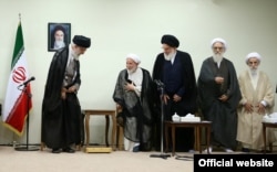 از چپ: علی خامنه‌ای، محمد یزدی، محمود هاشمی شاهرودی، محمدعلی موحدی کرمانی، علی جنتی