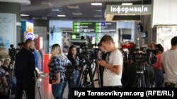 Журналисты в аэропорту «Киев» в ожидании возможного прилета политзаключенных и захваченных моряков в рамках украинско-российского обмена