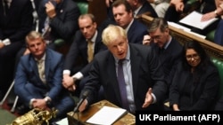 Boris Johnson (ortada) parlamentin sessiyasında