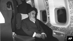 آیت‌الله خمینی در هواپیمای ایرفرانس در حال مراجعت به ایران در ۱۲ بهمن ۵۷