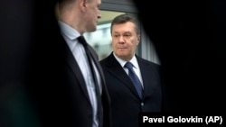 Виктор Янукович прибывает на пресс-конференцию в Москве, март 2018 г.
