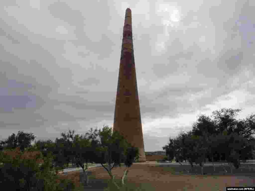 Gutlug Temuryň 64 metr beýiklikdäki minarasy