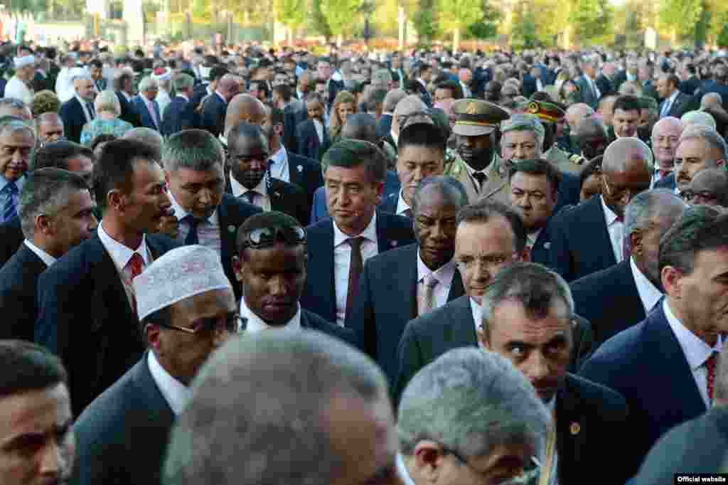 Президент Сооронбай Жээнбеков в числе других гостей 