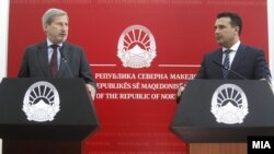 Еврокомесарот Јоханес Хан и премиерот Зоран Заев